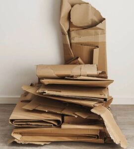 Як правильно викидати великі картонні коробки?