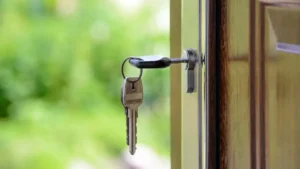 Чому варто залишати ключ у дверях на ніч