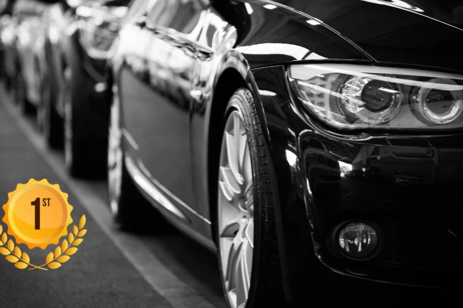 Топ-10 найпопулярніших автомобілів у Німеччині. На фото: половина чорного автомобіля і за ним в родин ряд такі самі авто