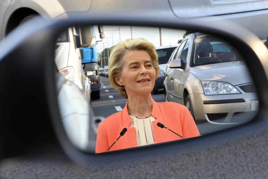 ЄС націлюється на власників вживаних автомобілів: Брюссель змінює правила. На фото: в дзеркалі автомобіля Урсула Фон Дер Ляйн