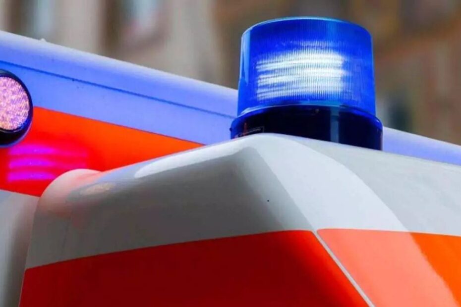 Трагедія в Італії: 13‑річний український підліток помер після падіння з балкона. На фото: сигналізація на машині швидкої допомоги