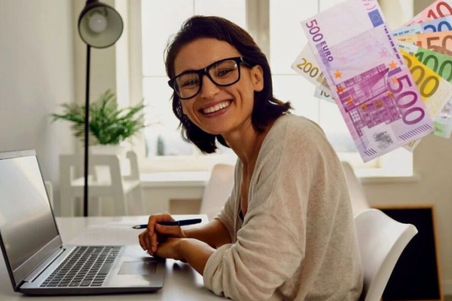Важливі зміни для працівників на Minijob з 1 січня 2026 року. На фото: жінка усміхнена з ручкою в руці сидить за столом з ноутбуком і декорація купюри євро.