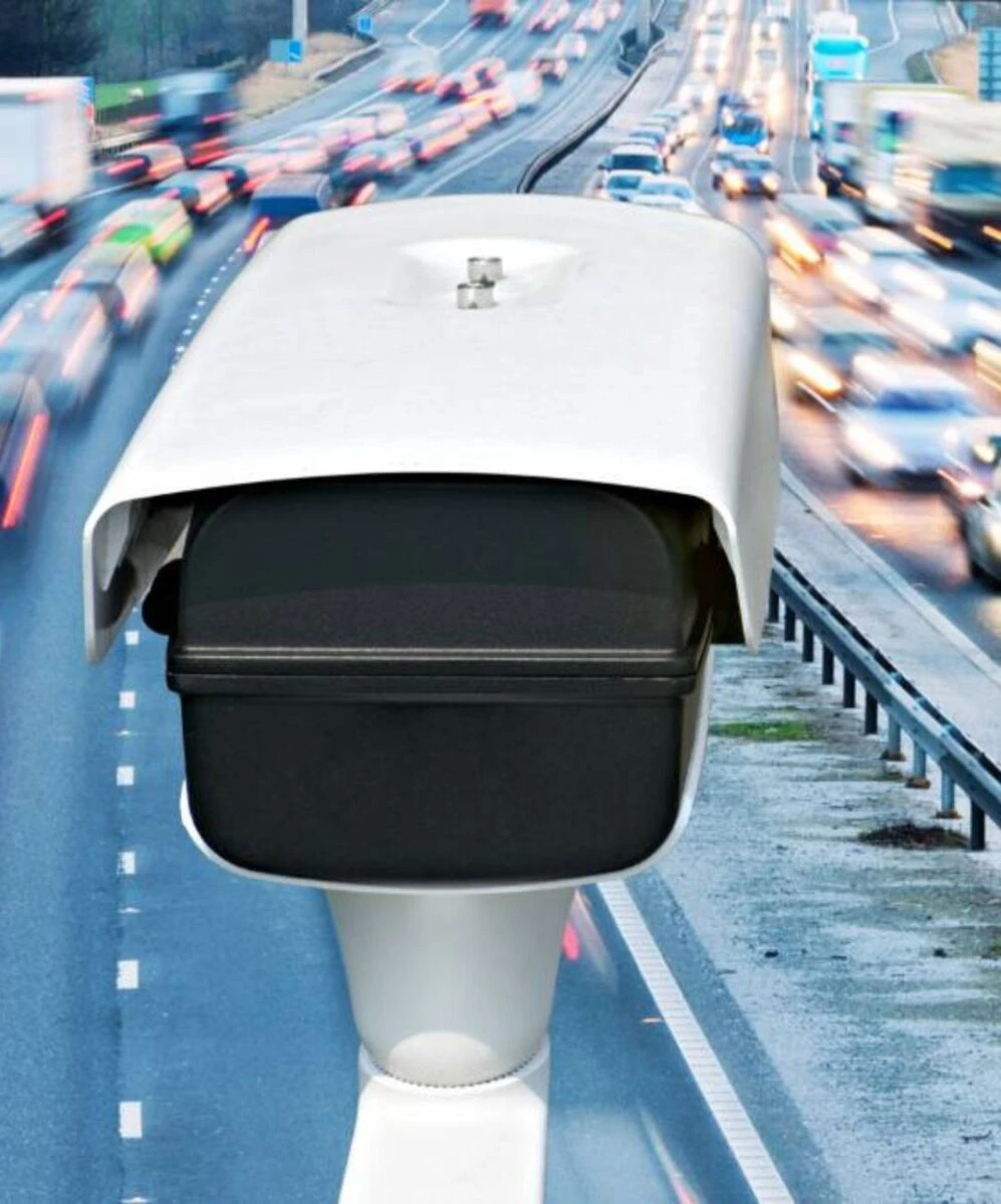 Нові фоторадари в Німеччині вже фіксують водіїв. Вони бачать телефони в руках. На фото: фоторадар на тлі рухливого автобану.