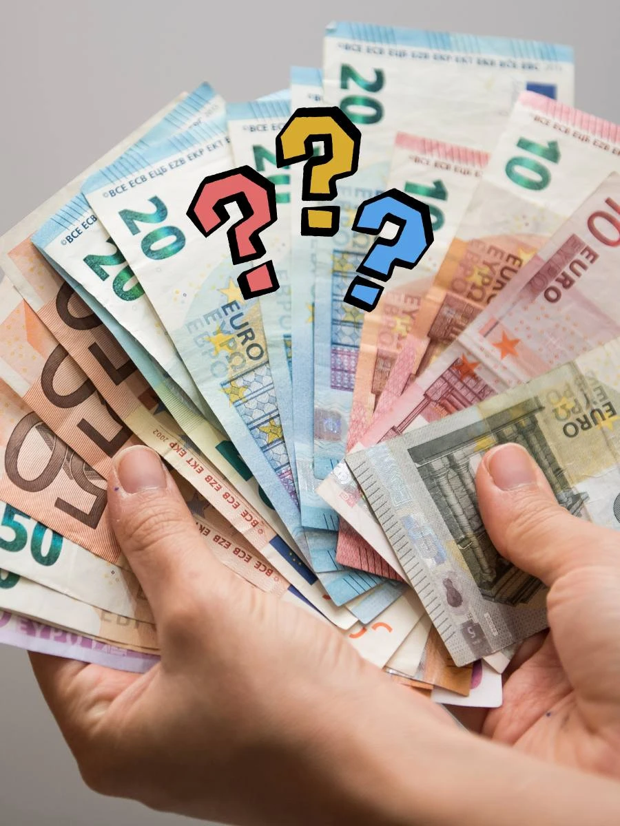 Маючи стільки грошей на рахунку, Ви багатші за більшість німців. На фото: віяло з грошей у руках і декорація три знаки питання в центрі зображення
