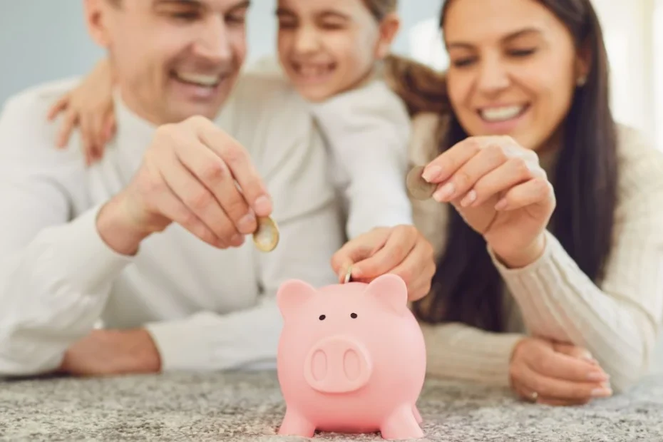 Виплата Kindergeld у липні 2025: Ось коли гроші надійдуть на рахунок Фото: Родина кидає дрібні гроші до скарбнички. На фото: Сім'я кидає дрібні гроші до скарбнички