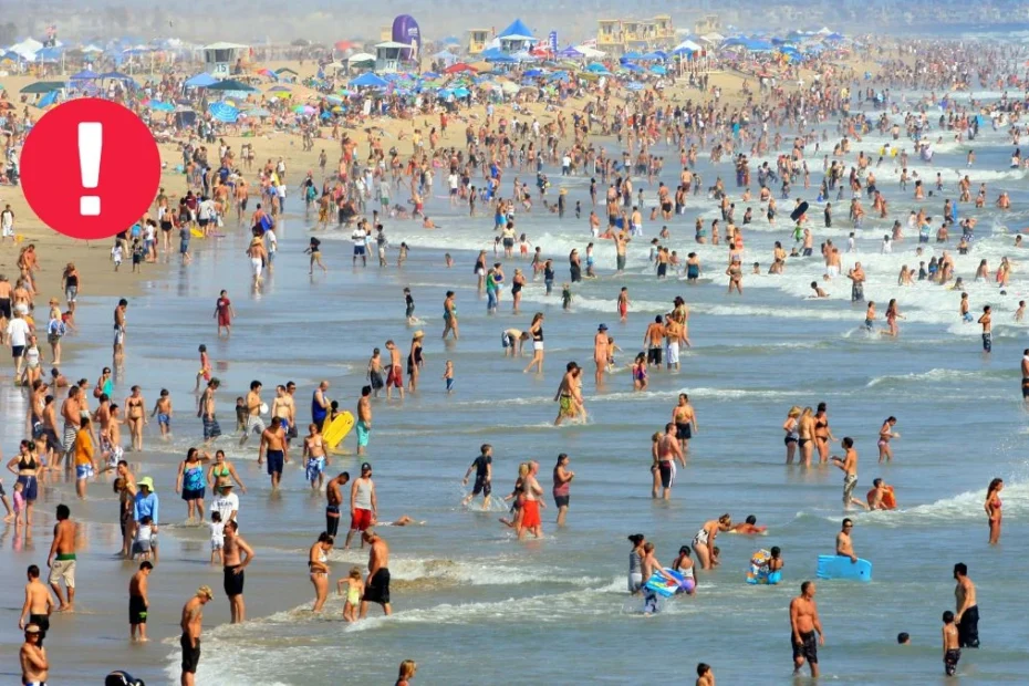 Чоловік помер після купання в Балтійському морі. На фото: натовп людей на узбережжі моря.