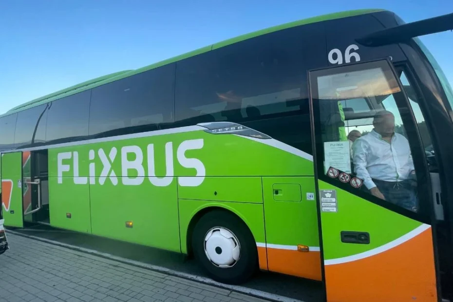 ДТП Flixbus на трасі A19 у бік Берліна: 20 поранених — автобан заблокований. На фото автобус Flixbus