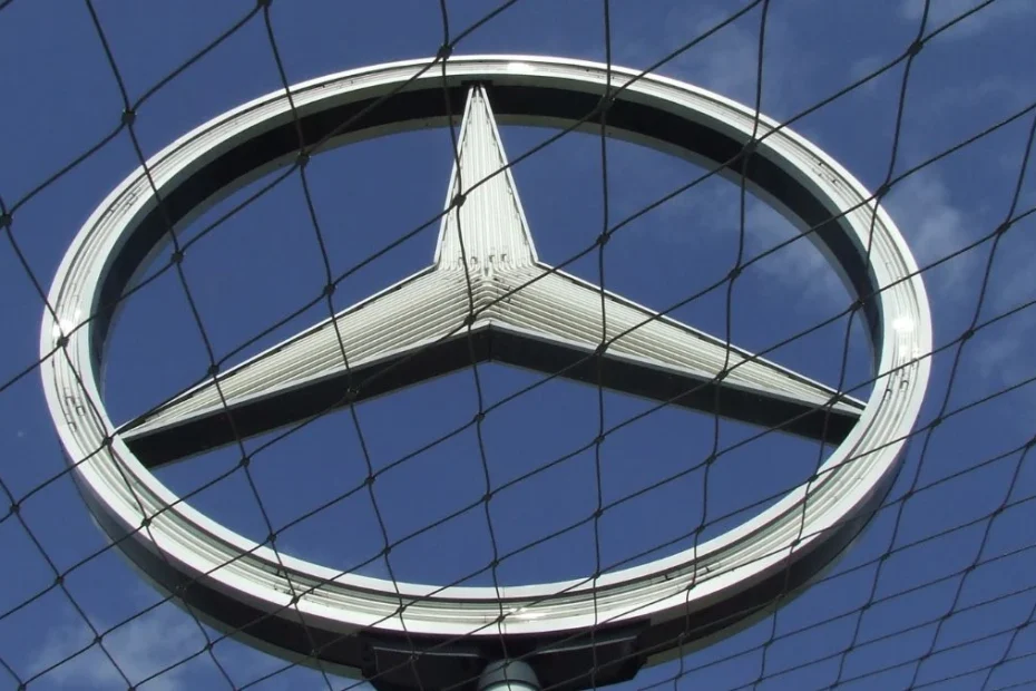 Mercedes попереджає про наближення катастрофи в ЄС. На фото: на тлі вітражів вікон будівлі ЄС, логотип автомобільного бренду Mercedes-