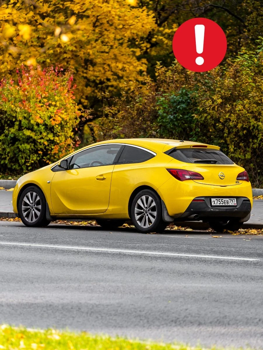 Найпоширеніші пастки при оренді авто. На фото: жовтий автомобіль марки Opel, круглий знак попередження.