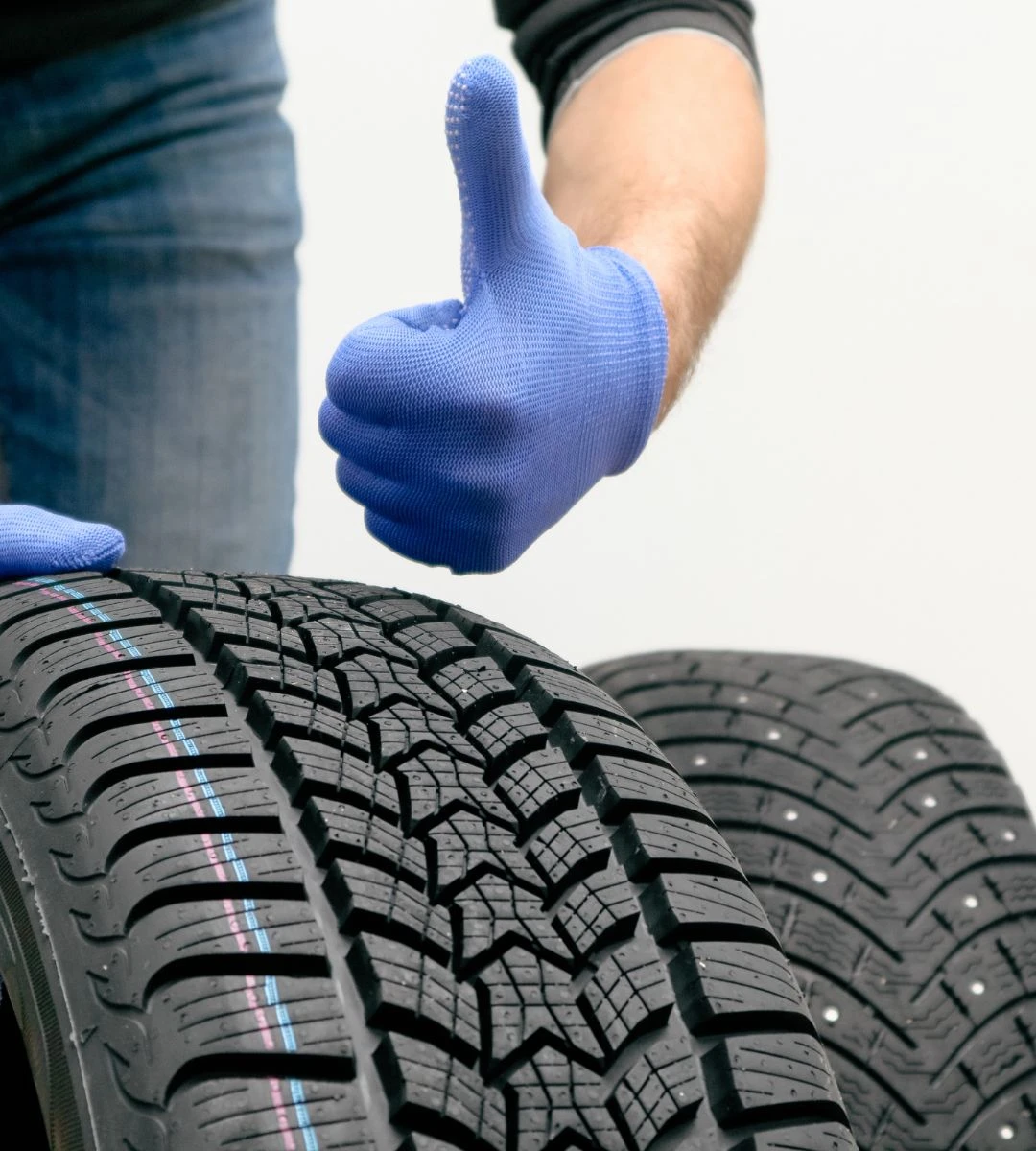 ADAC протестував всесезонні шини. На фото:  колеса автомобіля, жест рукою - супер.