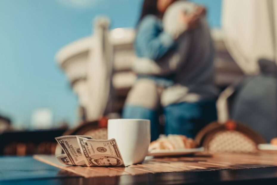 Скільки давати чайових за кордоном? У цих країнах без них не обійтися. На фото: на розмитому тлі в ресторані, на столі під булою кружкою залишнені чайові.