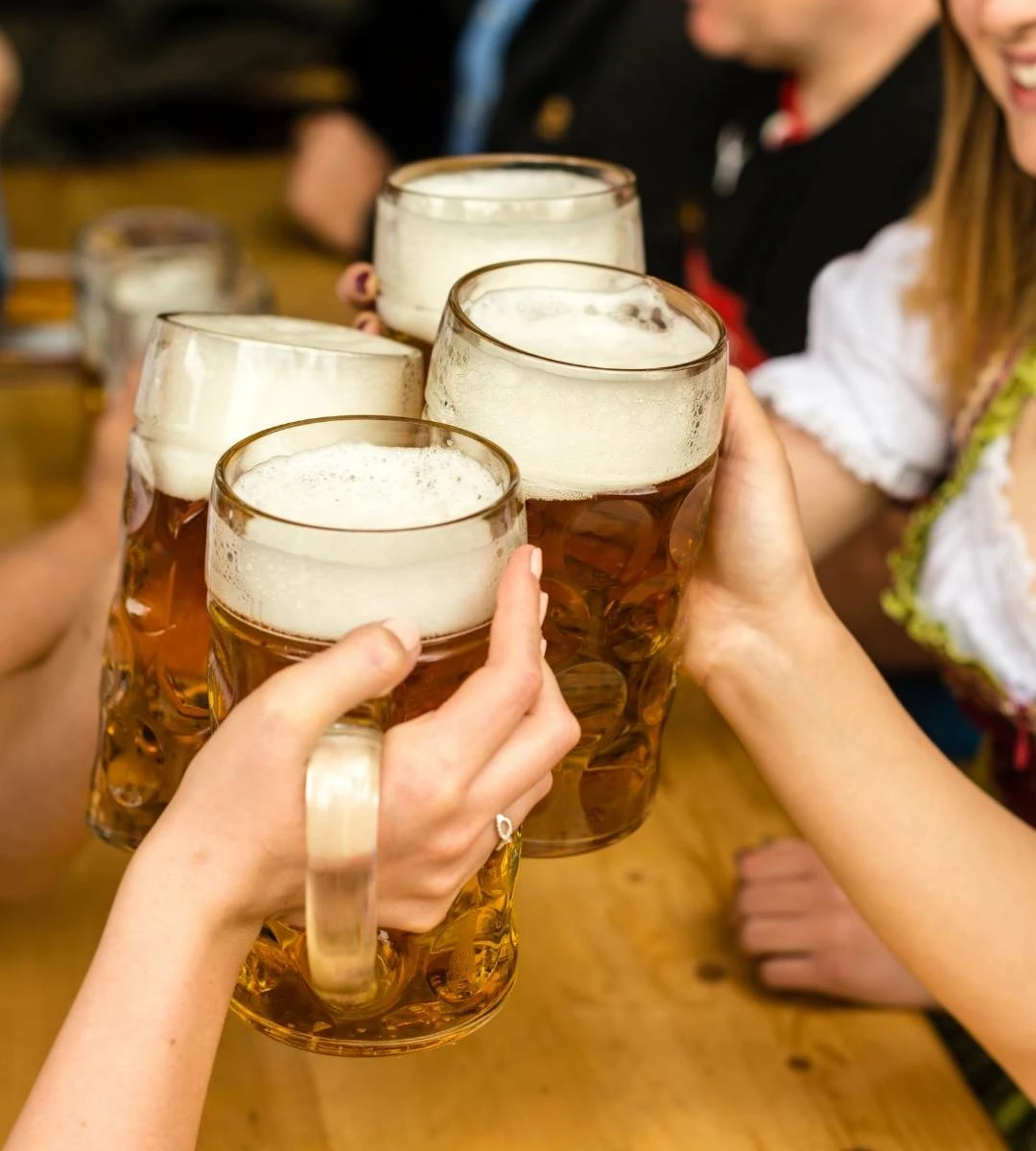 Рекордні ціни на Oktoberfest: за цю страву гості платять 229 євро 2 Рекордні ціни на Oktoberfest 2025. На фото: кухлі з пивом.