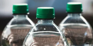 Термінове відкликання 12 видів мінеральної води з продажу. На фото пляшки мінеральної води.