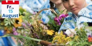15 серпня свято в Німеччині. На фото: діти з квітами польовими, декорація - іконка календаря з написом німецькою мовою дати 15 серпня п'ятниця.