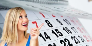 Свята у Німеччині. Календар усіх вихідних днів 2026 року. На фото: усміхнена блондика на тлі календаря показує пальцем дату.