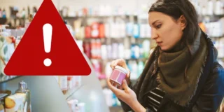 Канцерогенні речовини в лаку для нігтів. На фото: молода жінка в косметичному магазині тримає в руках косметичний засіб уважно придивляючись до нього.