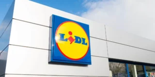 Колишні працівники розкривають маркетингові трюки Lidl: ті, хто їх знає, економлять багато грошей. На фото: логотип Lidl на будівлі супермаркету.